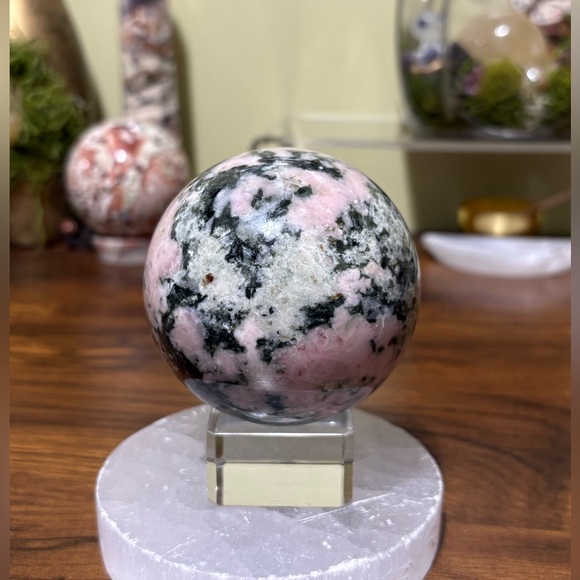 Peruvian Rhodonite sphere - Picture 1 of 6